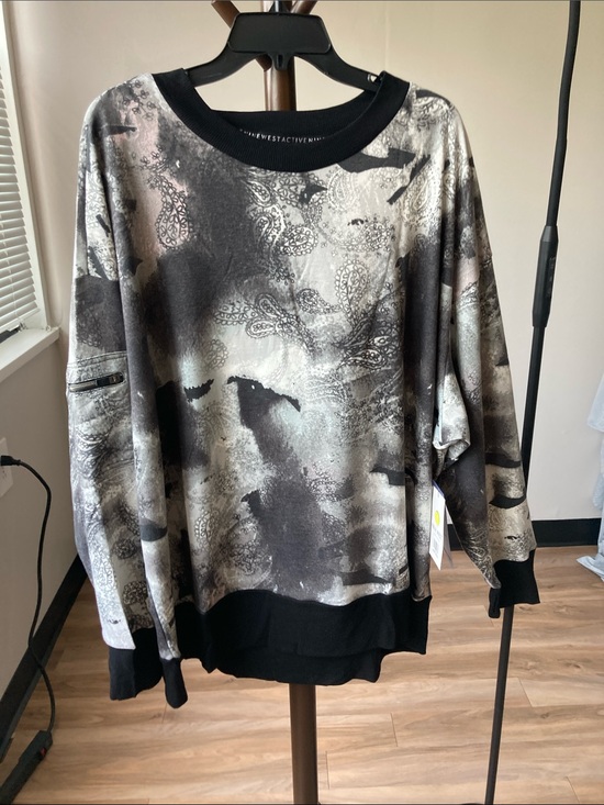 Nine West Tops - Nine West active paisley print pattern crewneck top zip pocket on sleeve 3X